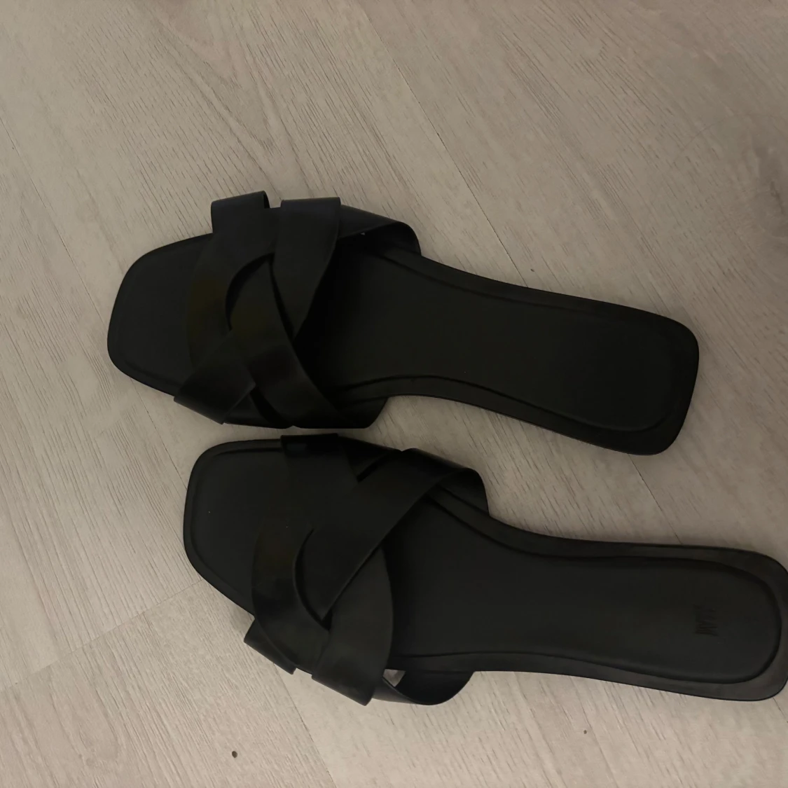 Svarta sandaler med flätad rem