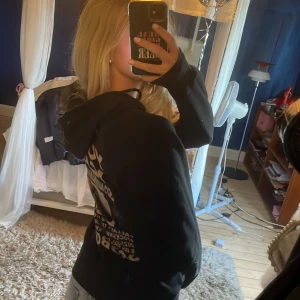 Yung Lean hoodie Scandinavian Tour - Svart hoodie med dragkedja från Yung Lean & Sad Boys officiella merchandise. Framsidan har stjärndetaljer i silver stenar och baksidan har stort tryck med turnédatum och foto, använd men väldigt bra omhändertagen💞💞säljer då den ej kommer till anvädning längre!☀️💓