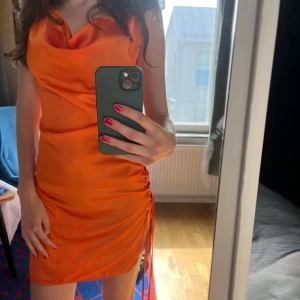 Sommar Klänning  - Orange klänning med snörning på sidan, den är aldrig använd och den har justerbara band