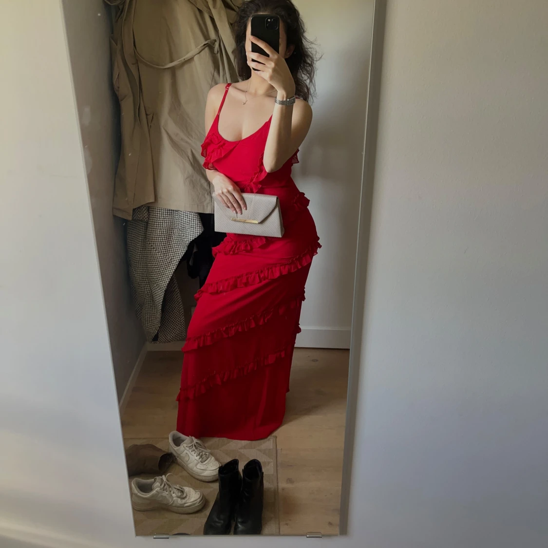 Röd långklänning med volanger