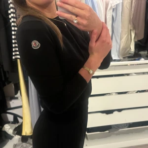Svart ulltröja från Moncler - Säljer en svart långärmad tröja från Moncler med rund halsringning och Moncler-logga på ärmen. Köpt för flera år sedan så har tyvärr inget kvitto eller liknande. Använd några gånger men inga synliga defekter. Har krympt något i tvätten däremot.😊