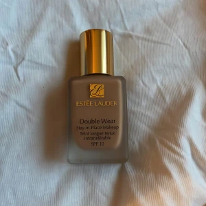 Estee Lauder Double Wear Foundation 4N1 Shell Beige - Founfation!! Estée lauder foundation! Säljes då denne fel färg för mig, har testa en gång men aldrig använt den mer, när man öppnat kan den se mer använd ut än vad den är pga att den inte har någon pump ( ingen har de ) så man måste vända den upponer för att få ut, därför landen se mer använd ut men den är ej de.  Färg : 4N1 Shell beige . Skriv vid intresse. 