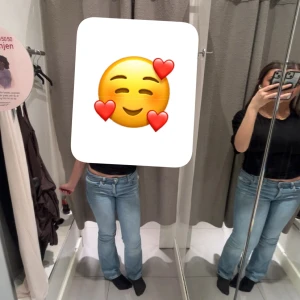 Ljusblå bootcut jeans - Säljer ett par ljusblå jeans med bootcut passform  Perfekta för dig som gillar en retro vibe och vill ha ett par bekväma jeans till vardags men även till en lyxig middag o liknande. Bra skick då den används bara ett par gånger 