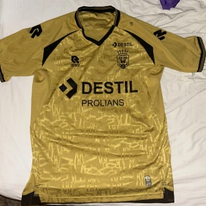 Gul fotbollströja Willem II 125 år - Jag säljer en guldig/gul Willem ll fotbolls tröja. Den har aldrig används därför är den i nytt skick. Priset är inte helt fastställt, skriv för att komma överens om ett pris 