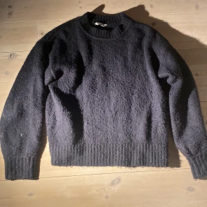 Mörkblå stickad tröja - Mysig mörkblå stickad tröja från Cubus med rund halsringning och ribbade muddar vid ärmslut och nederkant. Perfekt för kyligare dagar och enkel att matcha med olika outfits.