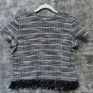 Svart cool topp - Säljer denna coola svarta topp med fransar längs ned😍😍