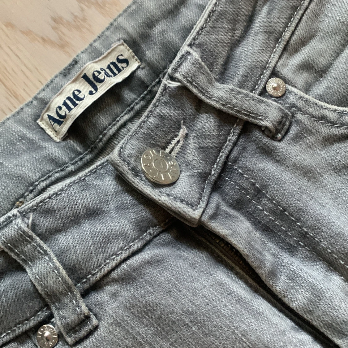 Grå jeansbyxor från Acne Jeans storlek 26 32 - 1