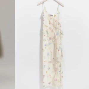 Klänning - Säljer denna sommardröm till klänning, endast använd en gång ❤️ slutsåld!! Kom gärna med prisförslag 🌸