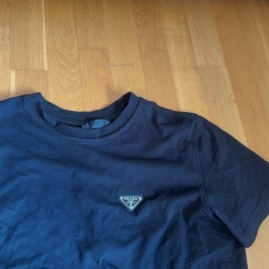 PRADA T SHIRT - Tja, säljer min Prada t shirt som jag köpte här på Plick för 1500kr för ett år sen ungefär. Den kommer inte till användning och vill sälja den. Tveka inte på att skriva om du har någon fråga.