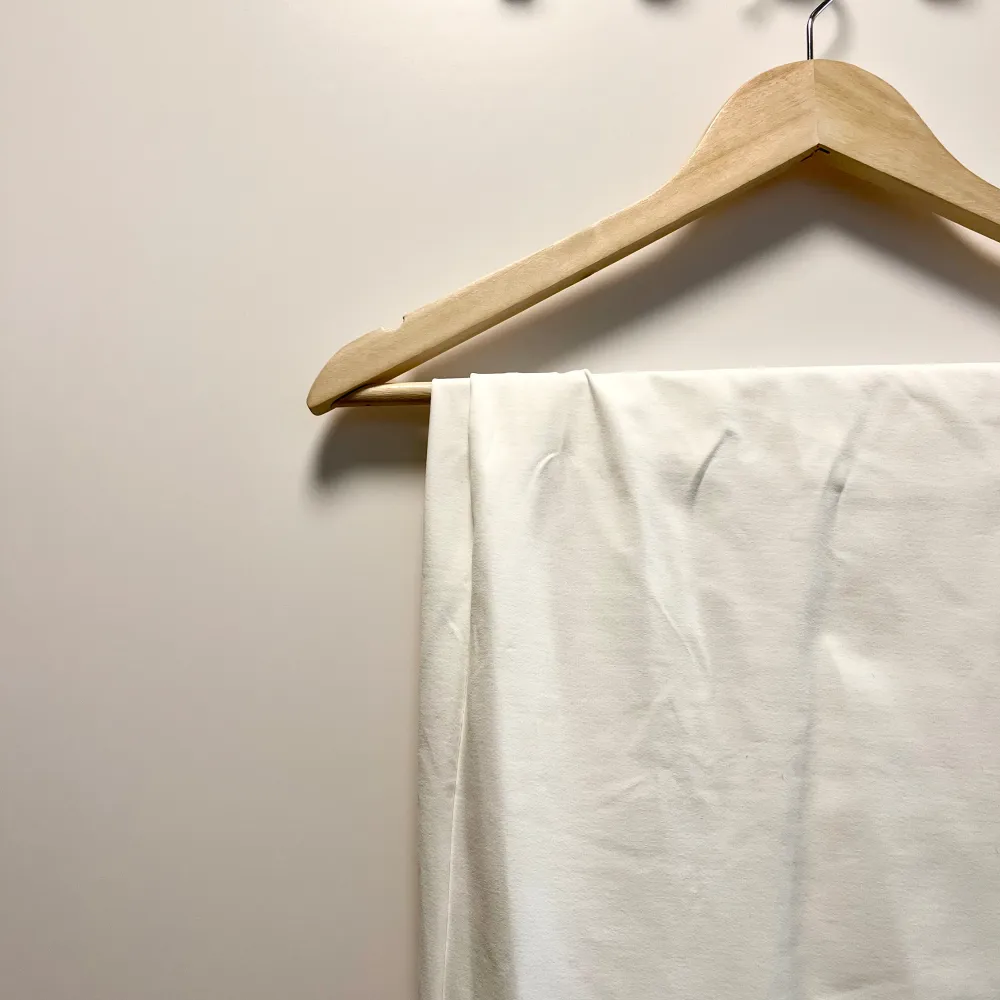 Vit tubklänning med en rak silhuett och en slits. Klänningen är figursydd. Perfekt för både vardag och fest. Från Bershka storlek S. Endast testad.🌸. Mekot.