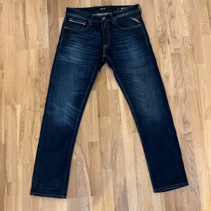 Mörkblå Replay jeans 33 - Säljer dessa riktigt snygga jeans ifrån replay i topp skick⭐️ storleken är 33/33 och färgen är mörkblå🙌 bara att höra av sig vid minsta fråga eller fundering😊