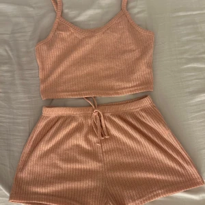 Rosa ribbad linnetopp med tillhörande shorts  - Ribbad topp + shorts, säljes då de inte används 