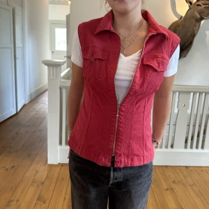 Jeansväst - Så snygg jeansväst som säkert går att stylea mycket snyggare än jag gjort här! Jättenajs att ha😍