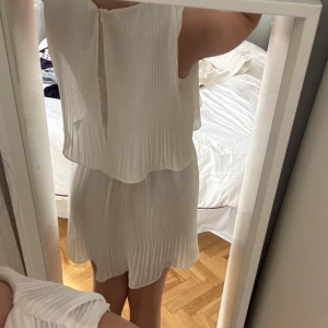 Fin vit klänning - Perfekt klänning till skolavslutning eller allmänt sommaren! 💗 Aldrig använd, köpt på Zalando för några år sedan. Köparen står för frakt 📦 Kom privat vid frågor eller intresse 🥰