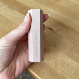 Match Stick Fenty Beauty - Endast testad, säljer för att använder inte. Shade Amber. Den har en krämig konsistens och kommer i en stilren, sexkantig förpackning i ljusrosa. Perfekt för contouring och att skapa definition i ansiktet. 
