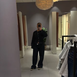 Denim sett Gina tricot  - Säljer mitt skit snygga denim sett från Gina då de inte kommer till användning! Använd ungefär 2-3 gånger o är i ny skick! Jackan är i stl M o jeansen är i stl 40. Köpt för 1 100kr. Pris kan diskuteras 