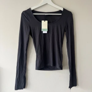 Grå topp från Gina Tricot  - Säljer en helt ny grå topp från Gina tricots soft touch kollektion, köpt på rea för 100kr ❤️