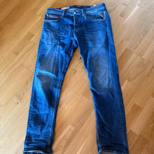 Blå jeans från Replay - Säljer ett par snygga blå jeans från Replay, modell Grover. De har en straight fit. Storlek W33 L32 helt nya typ använda 2 gånger