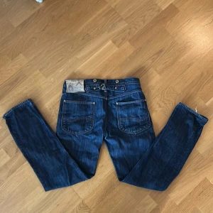 Blå jeans från Lee - Säljer ett par klassiska blå jeans från Lee. De har en rak passform. Passar folk med storlek M/S. Om du är ca 170-185cm lång. 