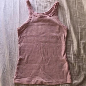 Ljusrosa ribbad linne från H&M - Säljer en söt rosa ribbad linne från H&M. 