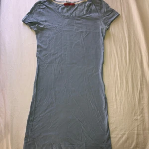 Ljusblå mini-klänning/lång topp från edc - Säljer en ljusblå klänning från edc. Den har korta ärmar och en rund halsringning. 