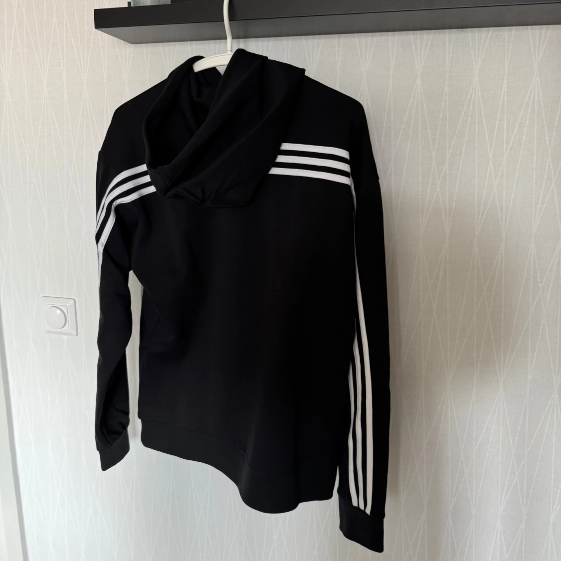 Svart hoodie från Adidas - 1