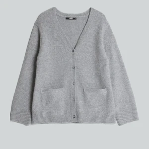 Grå kofta - Säljer en stilren oversized grå kofta från Bikbok med knappar och två fickor framtill. Använde en gång på julafton! Lånade bilder💛