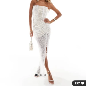 Rare London klänning  - HELT NY!!! Aldrig använd . Jätte snygg klänning som passar till student / bal.  Helt slutsåld på hemsidan! 