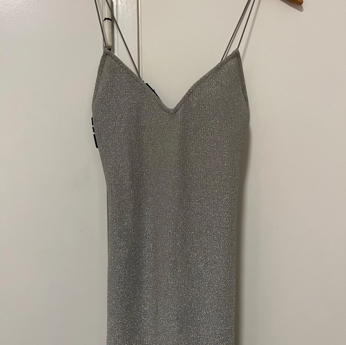 Glittrig silverklänning med smala axelband - 1
