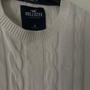 KABELSTICKAD HOLLISTER - Fin och skön tunn stickad tröja från hollister. 