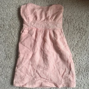 Rosa axelbandslös klänning - Söt rosa axelbandslös klänning🩷. Perfekt för sommarens festligheter. Den har en smickrande passform med en markerad midja.