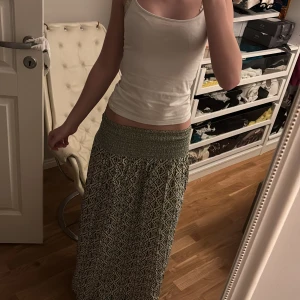 Zara lång kjol grön - Den här Zara lång kjolen är så jävla snygg i sommar när man är brun. 