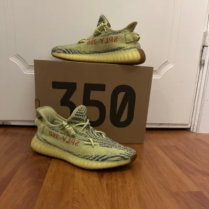 Adidas Yeezy Boost 350 V2 - Säljer ett par Adidas Yeezy Boost 350 V2 (äkta) Yellow Zebra. Bra skick. Kom privat för fler frågor. Storlek 42,2/3.
