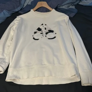 Moose knuckles Sweatshirt - Vit Moose knuckles sweatshirt med svart/vit logga med fint material. Bra skick 