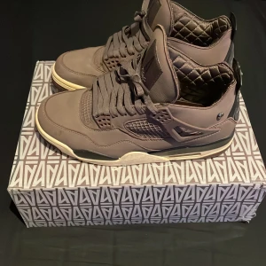 Air Jordan 4 Violet Ore A Ma Maniere  - Skick : 8/10, ÄKTA  , använt ett antal gånger , inte creasat , lite smutsig men tvättar bort innan leverans,  Köpte dem för 4500kr, Originellt box o allt inkluderat, har haft dem uppe i plick ganska länge så jag släpper dem för 1000kr   Vill ej bytas 