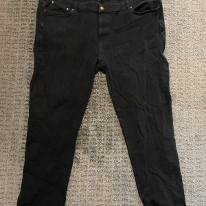 Svarta jeans från Dressmann - Svarta jeans från dressman 