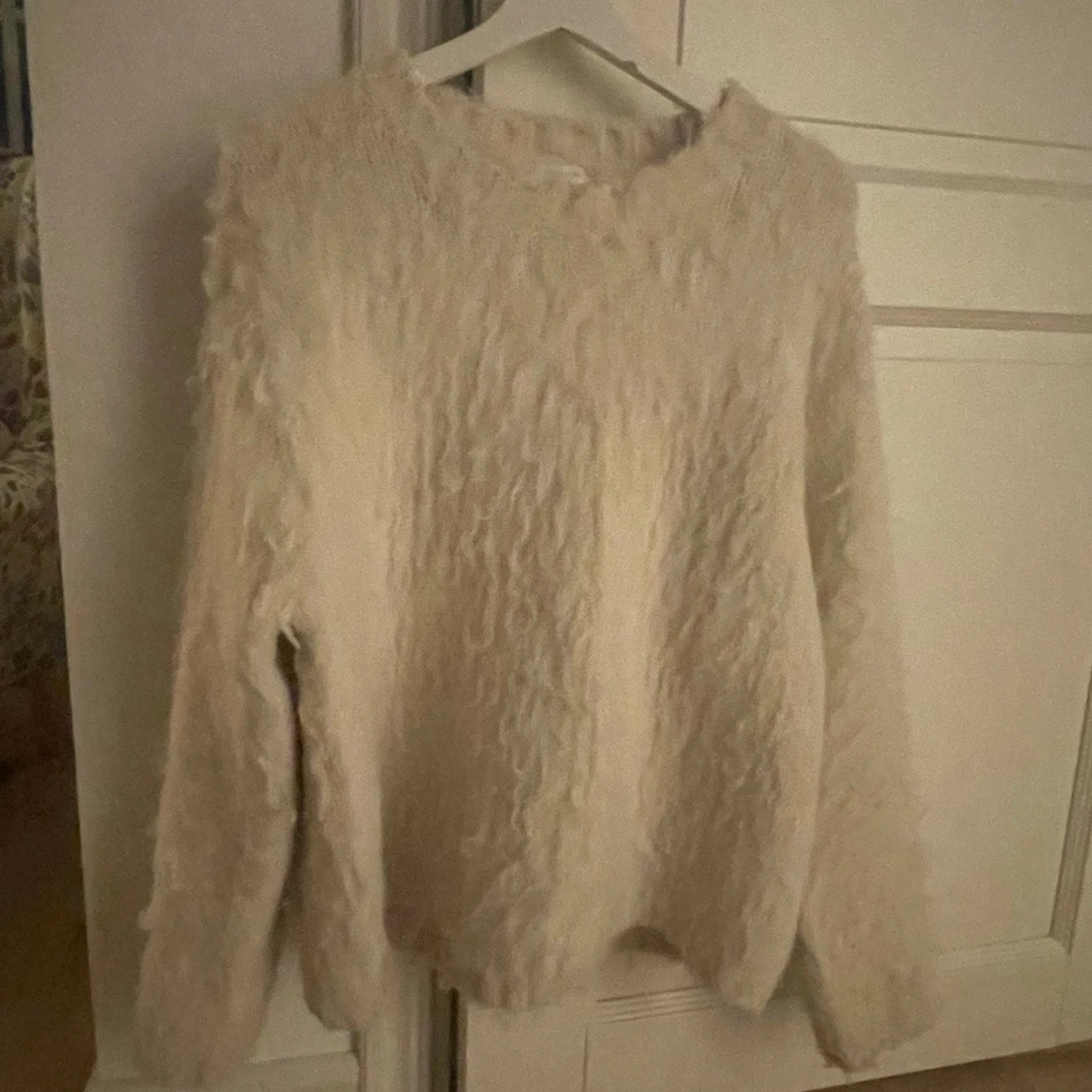 Beige/vit fluffig tröja från H&M - 4
