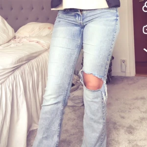 Lågmidjade bootcut jeans med hål! -  Skitsnygga ljusblåa jeans med hål på knäet! Lågmidjade med helt vanliga fickor där bak! Svinsygga men kommer inte till användning hos mig. Är i storlek 32 men passar mig som har 34-36 då de är veldic stretchiga💞💞💞