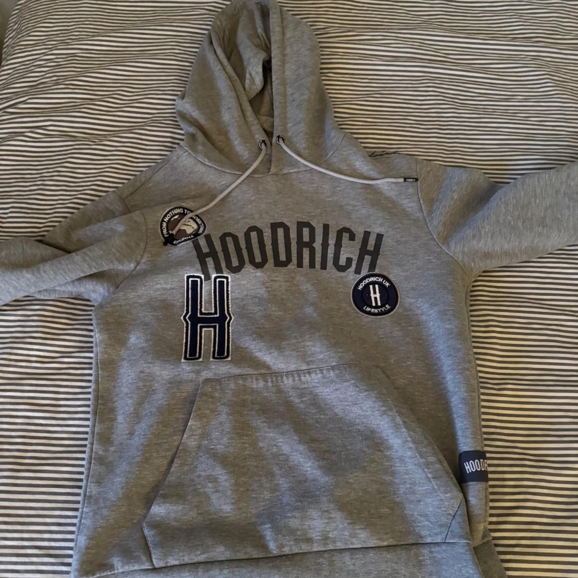 Grå hoodie från Hoodrich