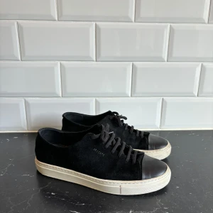 Axel arigato sneakers 42 - Axel arigato sneakers. Tecken på användning men bra skick. Storlek 42. 