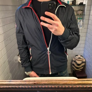 Colmar windbreaker - Skön windbreaker jacka från colmar med super bra kvalitet och skick! Skriv pm vid funderingar!