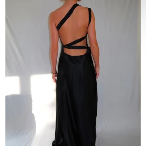 Svart långklänning med öppen rygg - svart långklänning med öppen rygg från ByStina på Instagram, säljer denna då den var lite för liten💞aldrig använd, nypris 1500kr