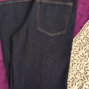Mörkblå jeans från Gina  - Snygga mörkblå jeans Gina  Jeans med klassisk design. De har en rak passform och är tillverkade i slitstarkt denim. Perfekta för en stilren look.