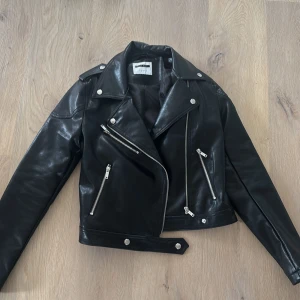 Skinnjacka  - Skitsnygg svart skinnjacka från Veromoda märket Noisy May! Helt oanvänd, bara testad. I storlek S och passar mig som bär XS🥰perfekt till våren! Originalpris:799