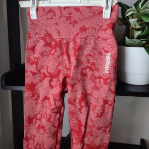 Kamouflage leggings från Gymshark i storlek XS - Röda camo leggings från märket Gymshark. Storlek XS. Nya utan lapp. Otroligt snygga. Scrunch-detalj i rumpan. Loggor intakta.