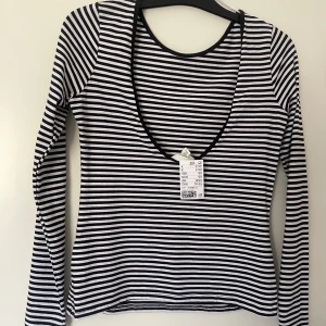 RANDIG TRÖJA - Helt ny tröja från H&M, djup i ryggen. 