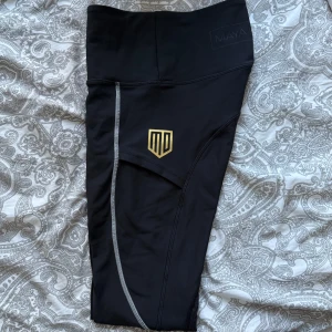 Ridbyxor maya delorez - Svarta ridbyxor från maya delorez i storlek S model function. Halvskodda. Jätte fint skick då dem endast är använda fåtal gånger. 