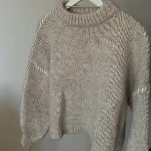 Beige stickad tröja från Vero Moda - Beige stickad tröja från Vero Moda med vit stickning💞