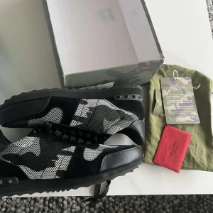 Valentino Rockrunners - Säljer nu ett par Snygga Valentino Rockrunner sneakers i svart och grått med ett coolt camouflage-mönster. Skorna är aldrig använda.Skorna har snörning och kommer med originalförpackning och dustbag. Bara art höra av er vid frågor eller funderingar mvh Viggo