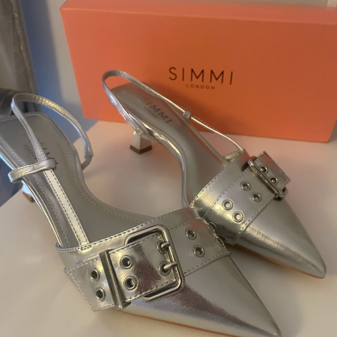 Silvriga klackar från Simmi London
